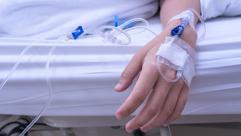Người phụ nữ tử vong sau nhiều ngày chờ giường hồi sức, gia đình nghi hệ thống AI đánh giá sai mức độ nguy kịch - Ảnh 1.