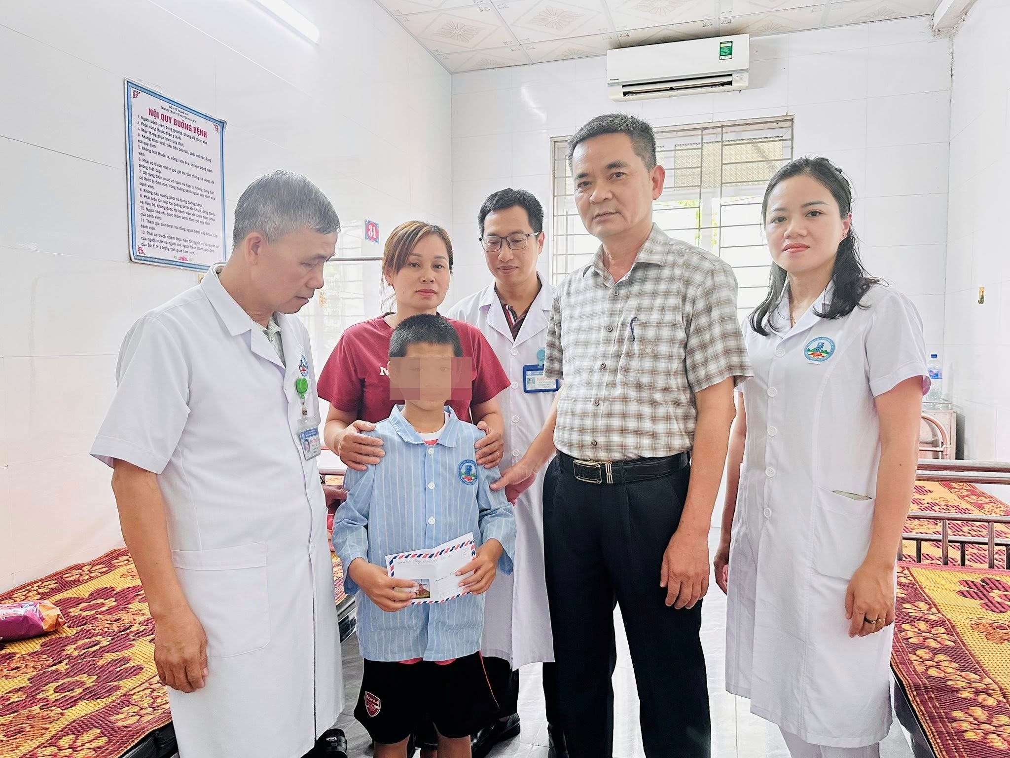 Bé trai nghi bị bạo hành ở Nghệ An được điều trị, hỗ trợ toàn diện- Ảnh 1.
