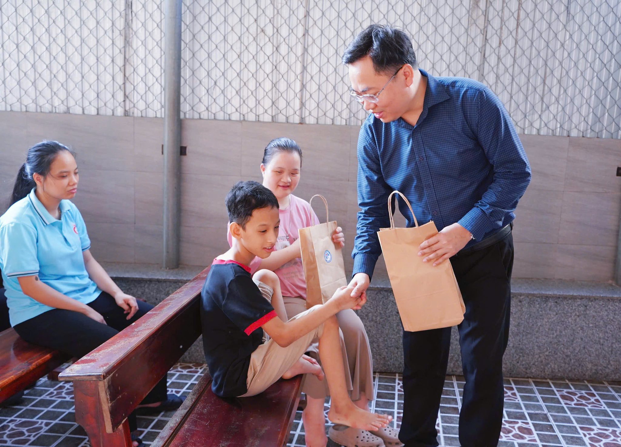'Hành lang cổ tích' giúp bệnh nhi thêm niềm vui trong điều trị- Ảnh 4.