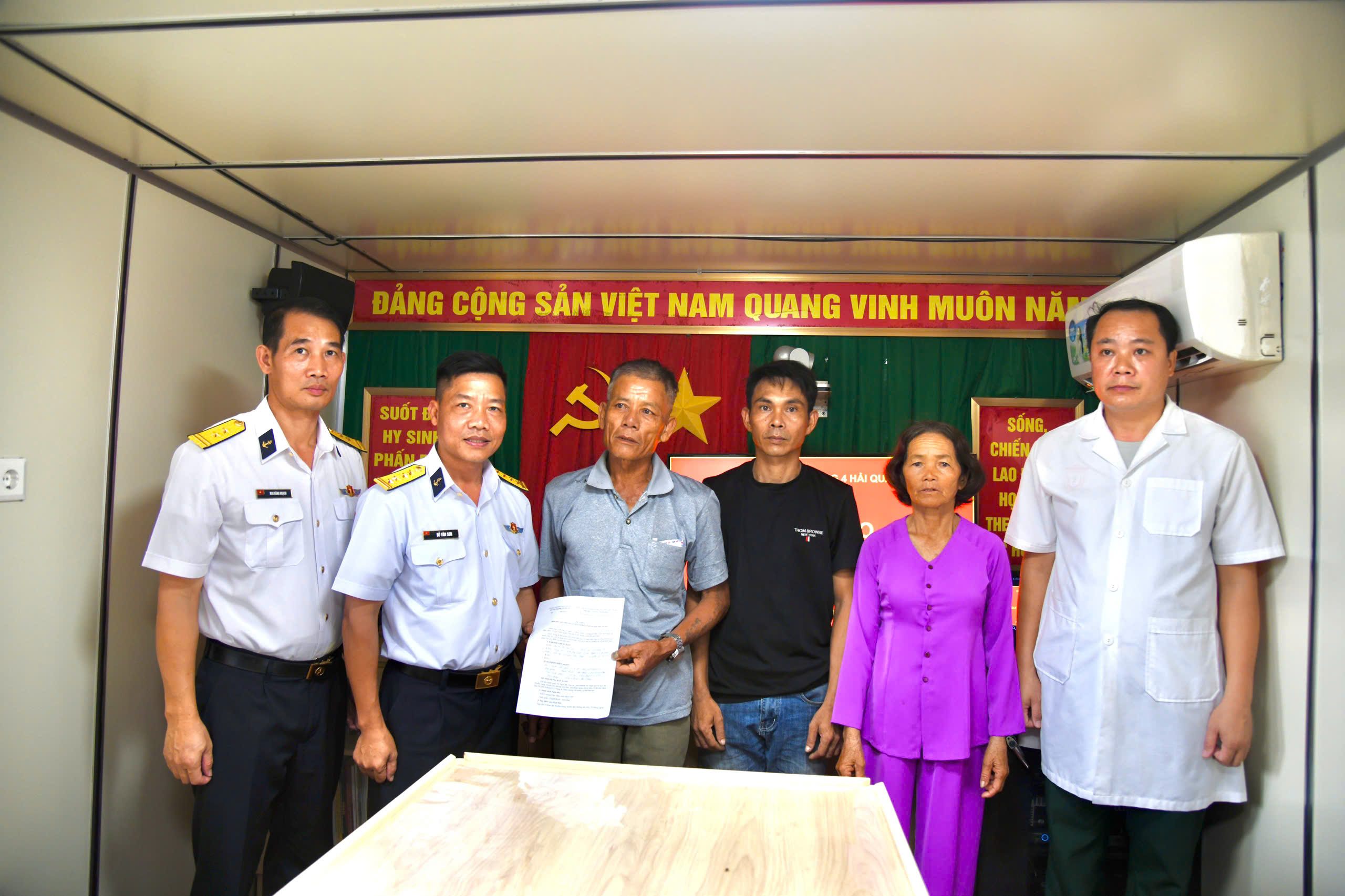 Tàu Trường Sa 20, Lữ đoàn 955 đưa ngư dân bị nhiễm trùng đường ruột vào bờ an toàn- Ảnh 4.