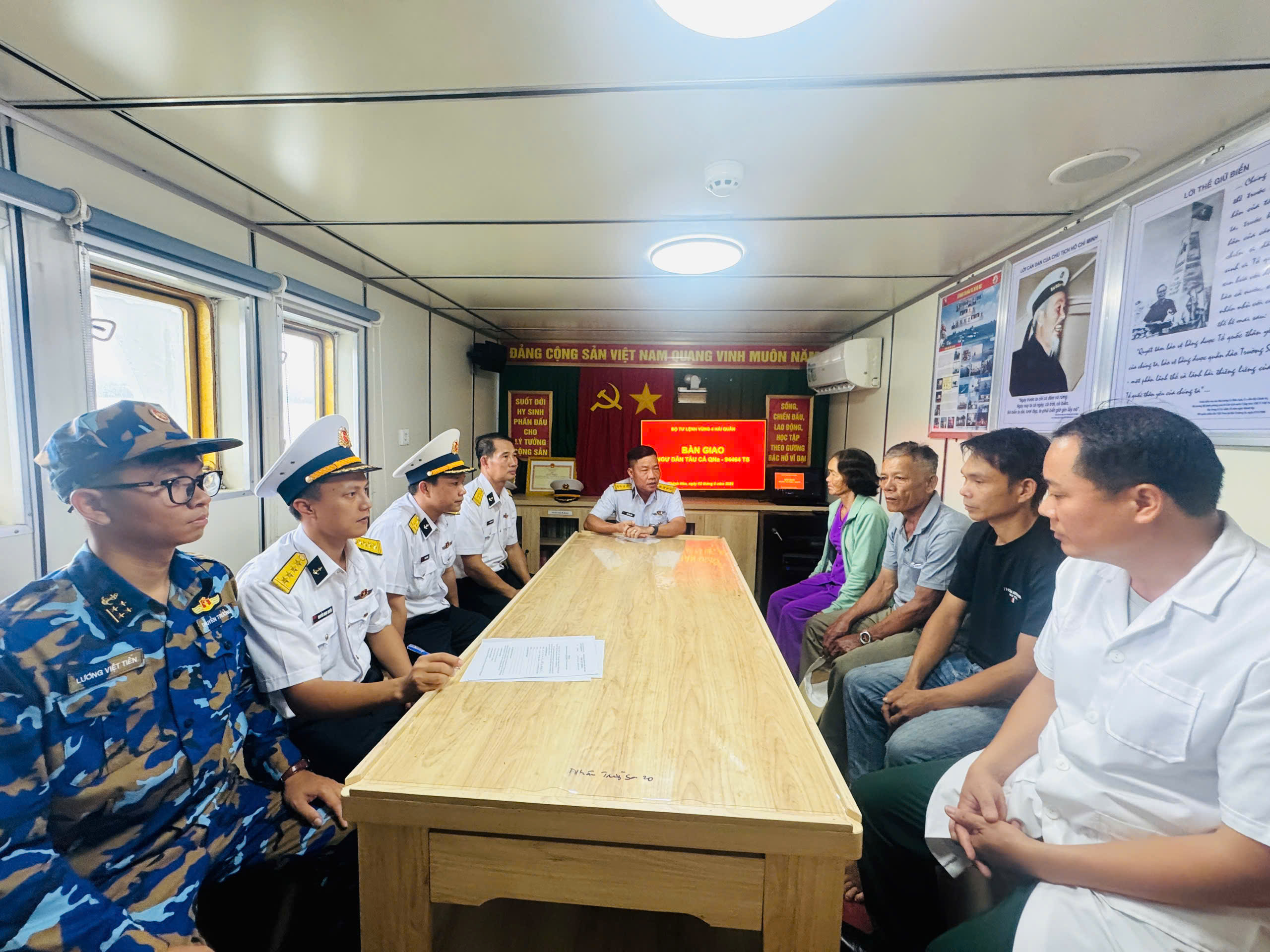 Tàu Trường Sa 20, Lữ đoàn 955 đưa ngư dân bị nhiễm trùng đường ruột vào bờ an toàn- Ảnh 3.
