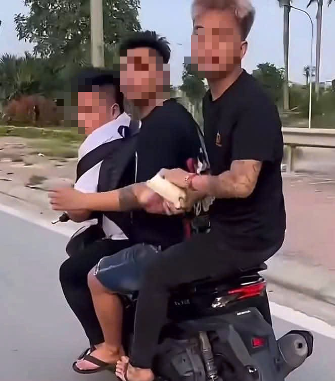 Bức xúc clip nhóm thanh niên 'kẹp 3' vi phạm hàng loạt lỗi, cầm dép đánh người đi đường- Ảnh 2.