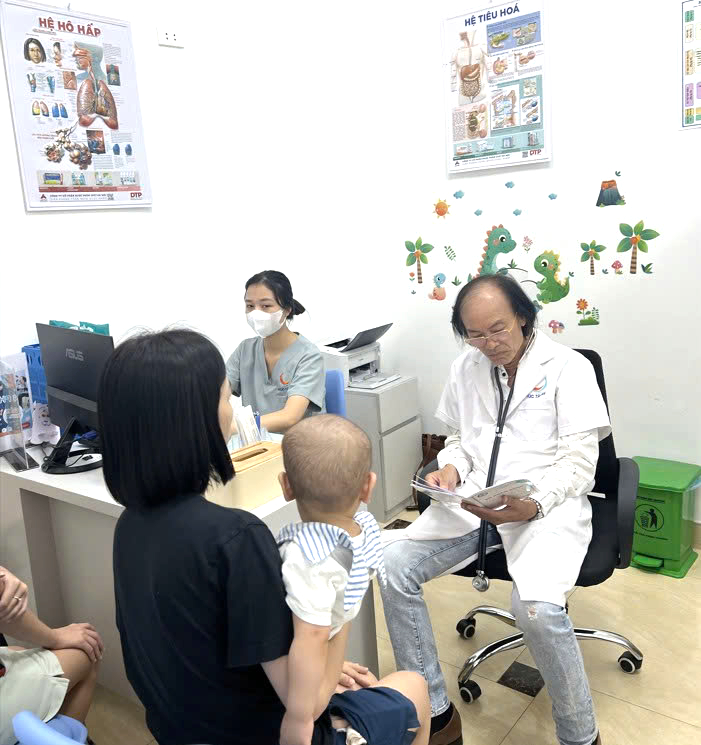 GS Nguyễn Tiến Dũng: Trẻ được bao bọc, sống 'quá sạch' chưa chắc đã tốt- Ảnh 1.