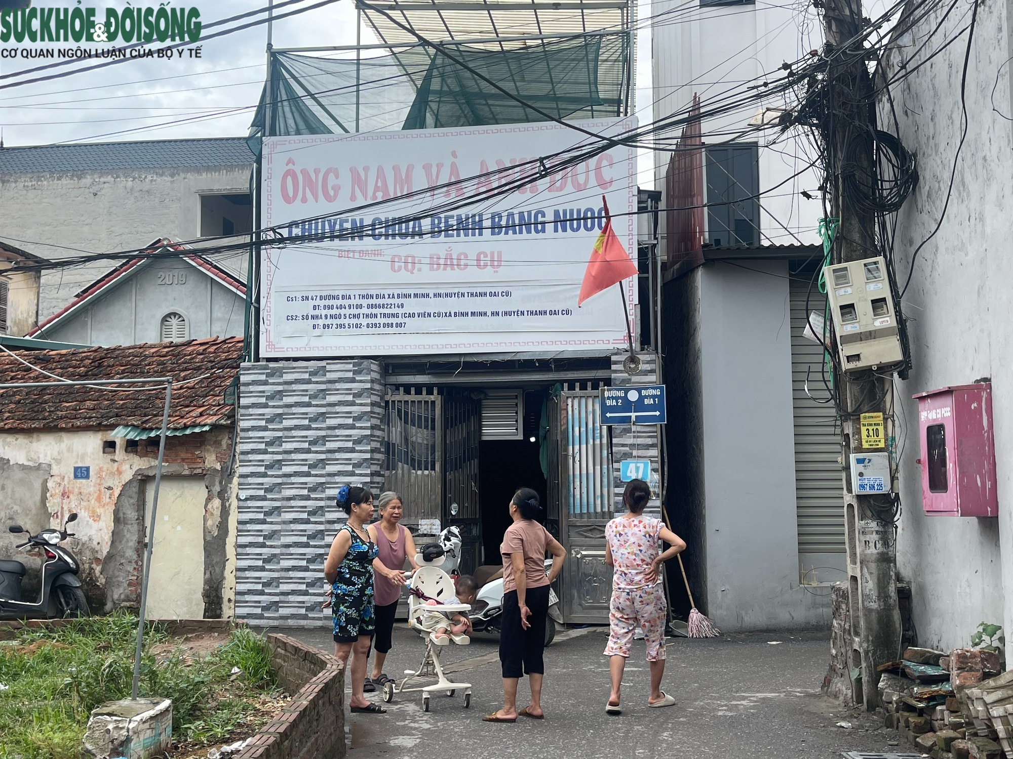 Người dân quanh nơi chữa bệnh bằng nước của ông Nguyễn Tiến Nam nói 'nhẹ nhõm' sau khi cơ sở đóng cửa- Ảnh 3.