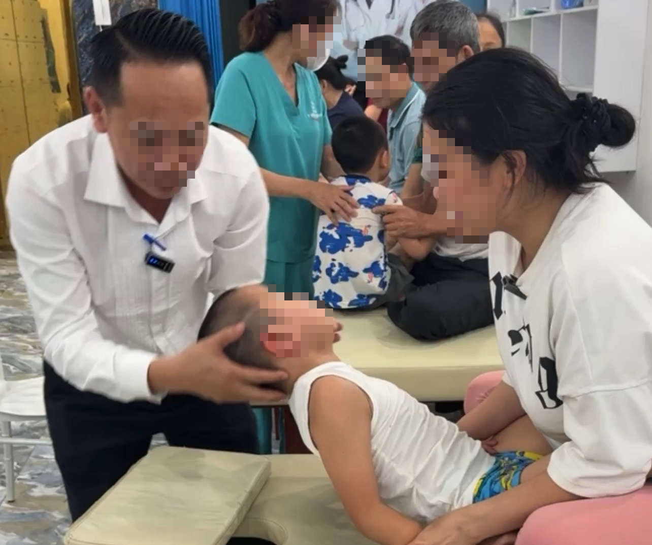 Sở Y tế Hà Nội vào cuộc vụ 'tiến sĩ nắn chỉnh xương' ở Y Đức Vương giúp trẻ 'không nói được thành nói được' - Ảnh 2.