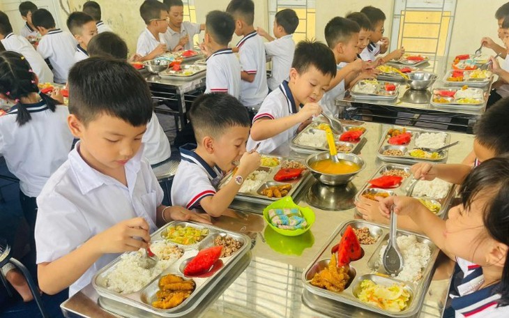 Những món ăn bán cổng trường phụ huynh cần lưu ý- Ảnh 3.