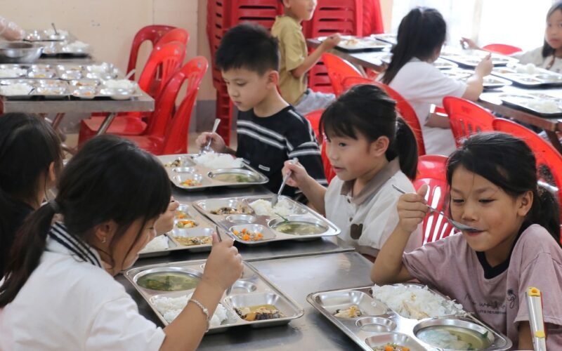 Đừng để mọi đứa trẻ ăn chung một khay cơm bán trú