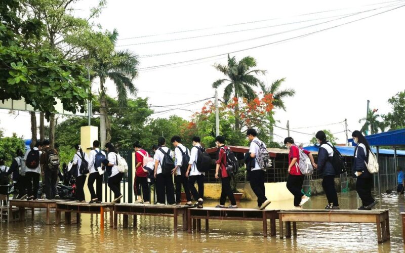 Cây cầu đặc biệt giữa sân trường ngập nước ở Hải Phòng gây xúc động mạng xã hội