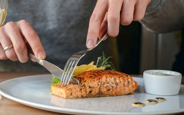 Ăn cá hồi sống hay chín tốt hơn cho sức khỏe?- Ảnh 2.