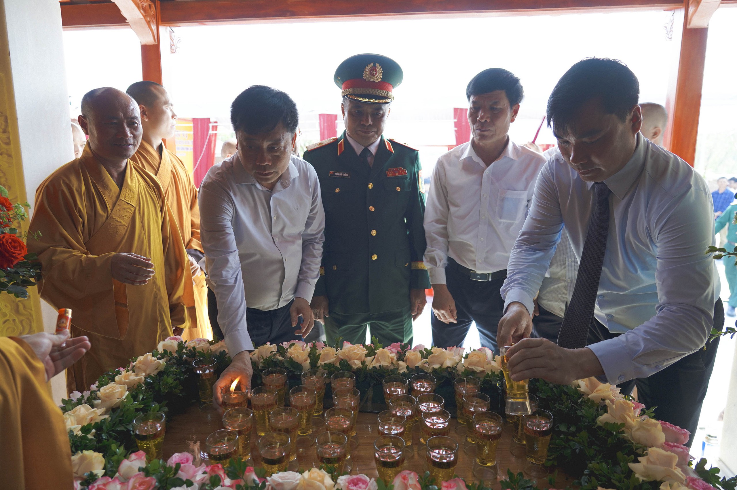 can-bo-va-nhan-dan-co-dam-to-long-thanh-kinh-tri-an-17816590930879906522 Khơi dậy ký ức trận địa pháo Bãi Dừa- Ảnh 4.