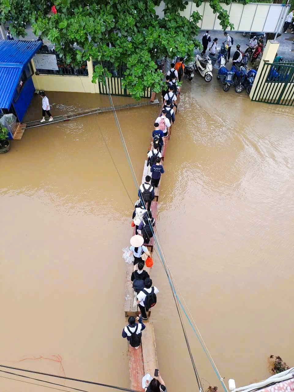 Cây cầu đặc biệt giữa sân trường ngập nước ở Hải Phòng gây xúc động mạng xã hội- Ảnh 10.