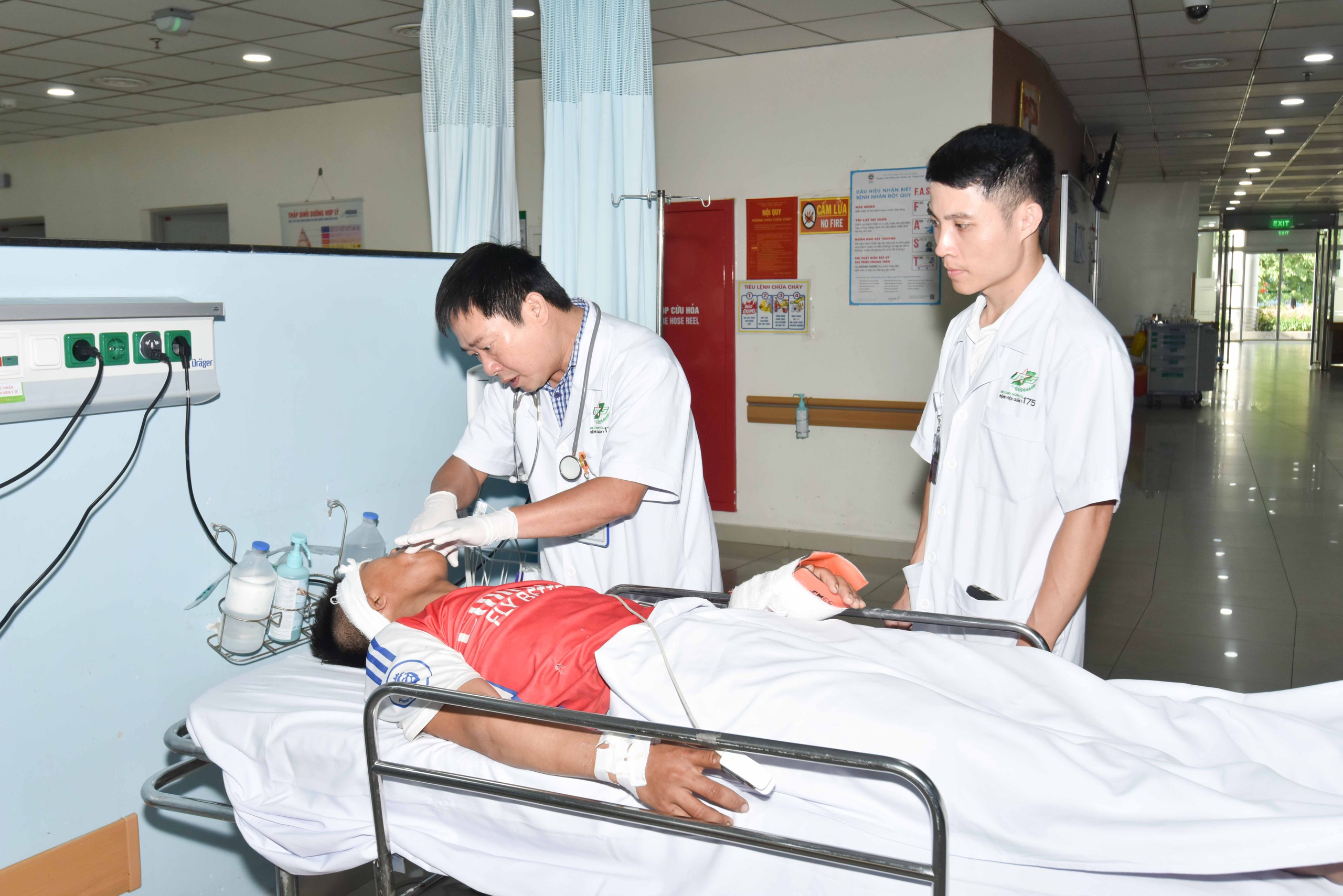Cấp cứu đường không xuyên đêm cứu 2 bệnh nhân nguy kịch từ Trường Sa về đất liền điều trị- Ảnh 2.