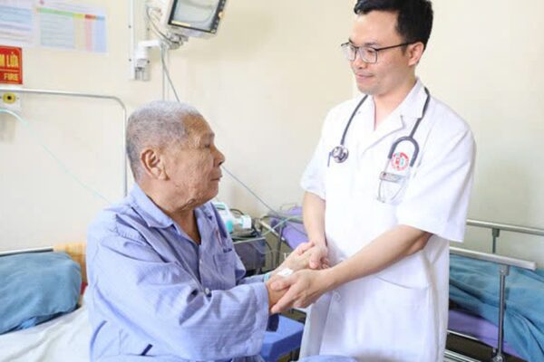 Cụ ông 99 tuổi được cứu sống nhờ can thiệp đặt 2 stent mạch vành