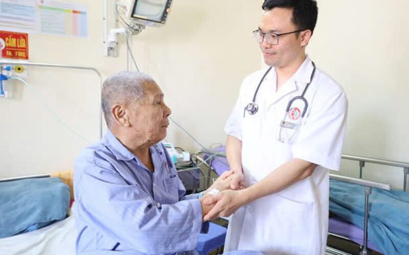 Cụ ông 99 tuổi được cứu sống nhờ can thiệp đặt 2 stent mạch vành
