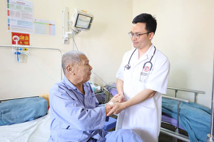Cụ ông 99 tuổi được cứu sống nhờ đặt 2 stent mạch vành thành công tại Quảng Ninh - Ảnh 1.
