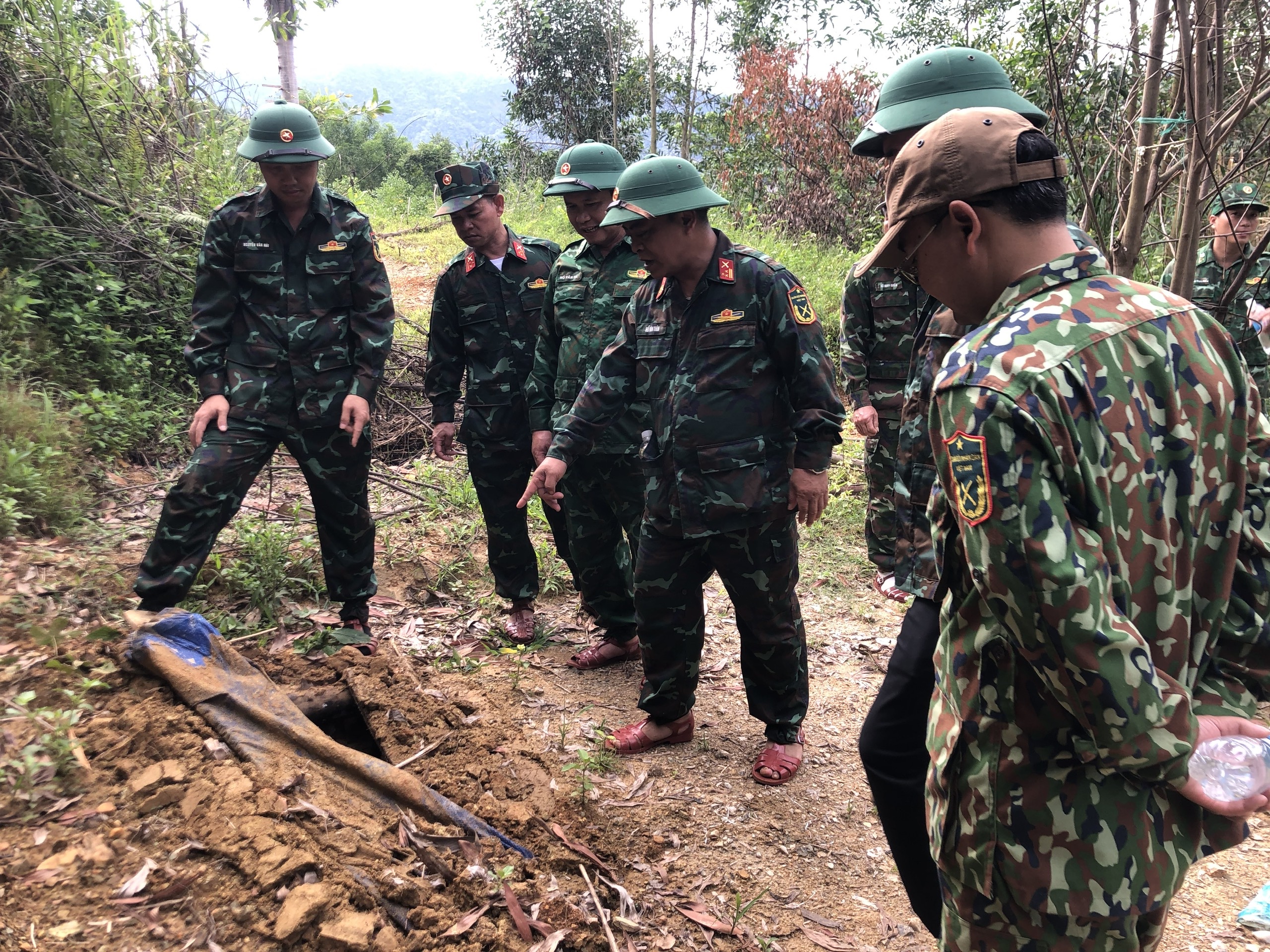 Truy quét điểm nóng khai thác vàng ở Huế, nhiều đối tượng bỏ chạy vào rừng- Ảnh 1.