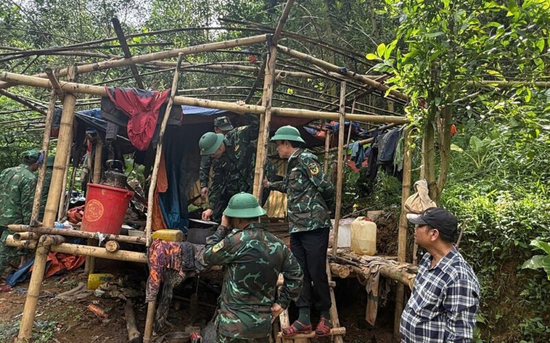 Truy quét điểm nóng khai thác vàng ở Huế, nhiều đối tượng bỏ chạy vào rừng