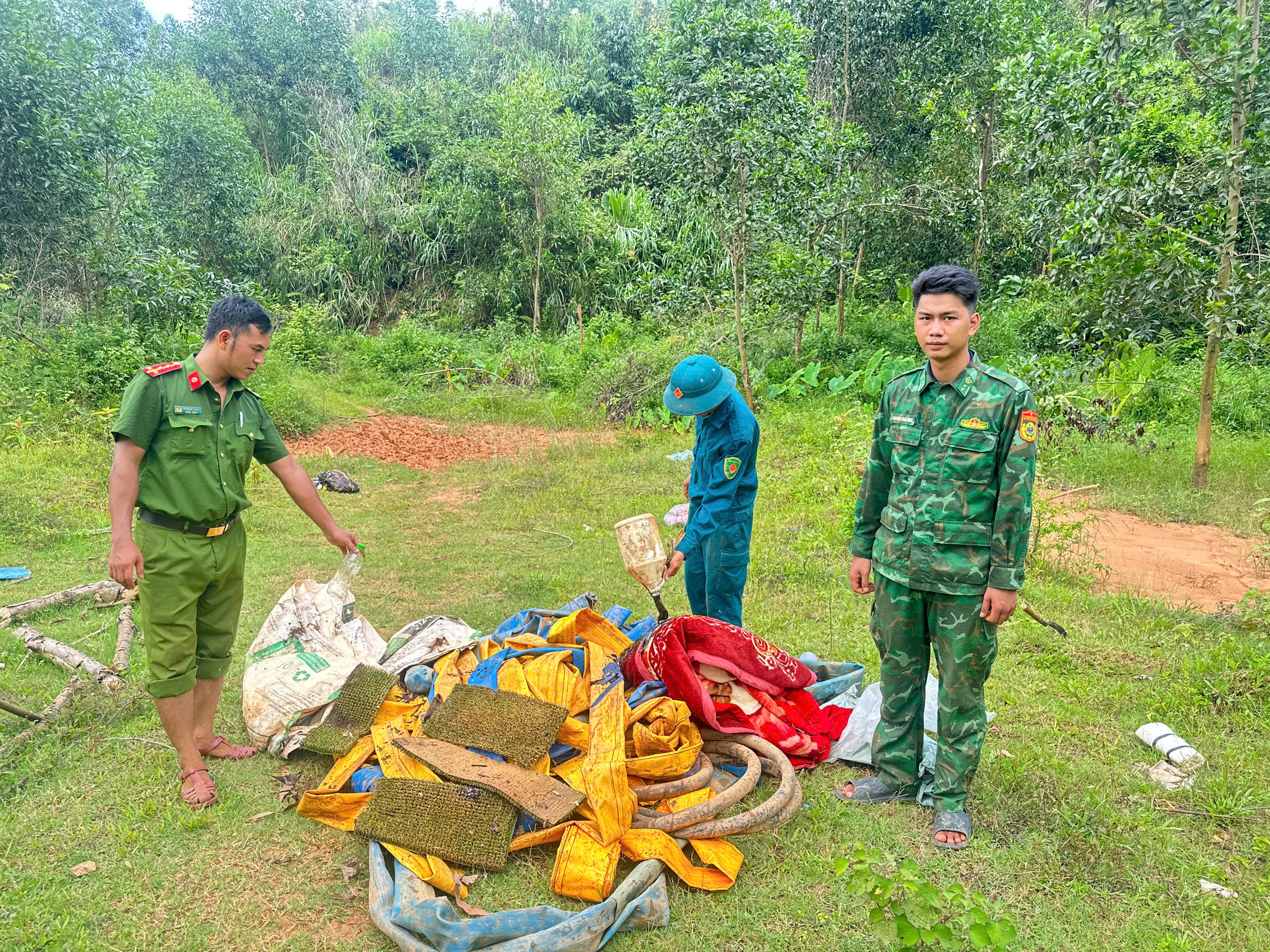 Truy quét điểm nóng khai thác vàng ở Huế, nhiều đối tượng bỏ chạy vào rừng- Ảnh 5.