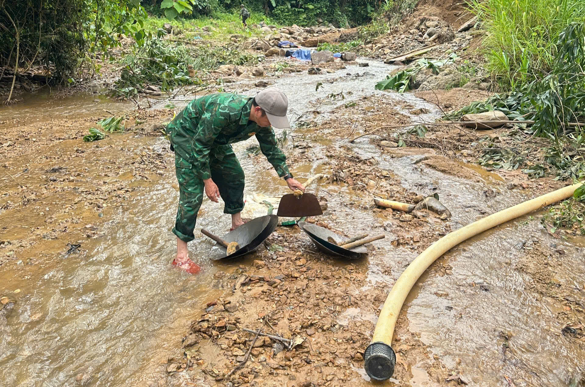 Truy quét điểm nóng khai thác vàng ở Huế, nhiều đối tượng bỏ chạy vào rừng- Ảnh 6.