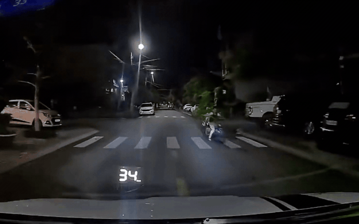 Video xe đầu kéo làm rơi hàng trên Vành đai 3, ô tô phía sau suýt gặp họa- Ảnh 1.