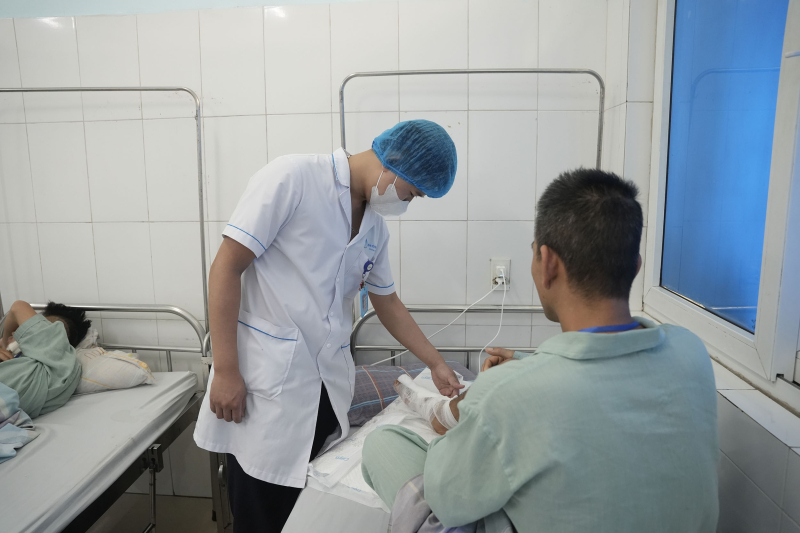 Người đàn ông mất nửa bàn chân do cưa bình khí bất ngờ phát nổ- Ảnh 2.