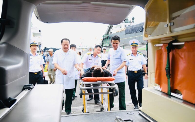 Tàu Trường Sa 20, Lữ đoàn 955 đưa ngư dân bị nhiễm trùng đường ruột vào bờ an toàn