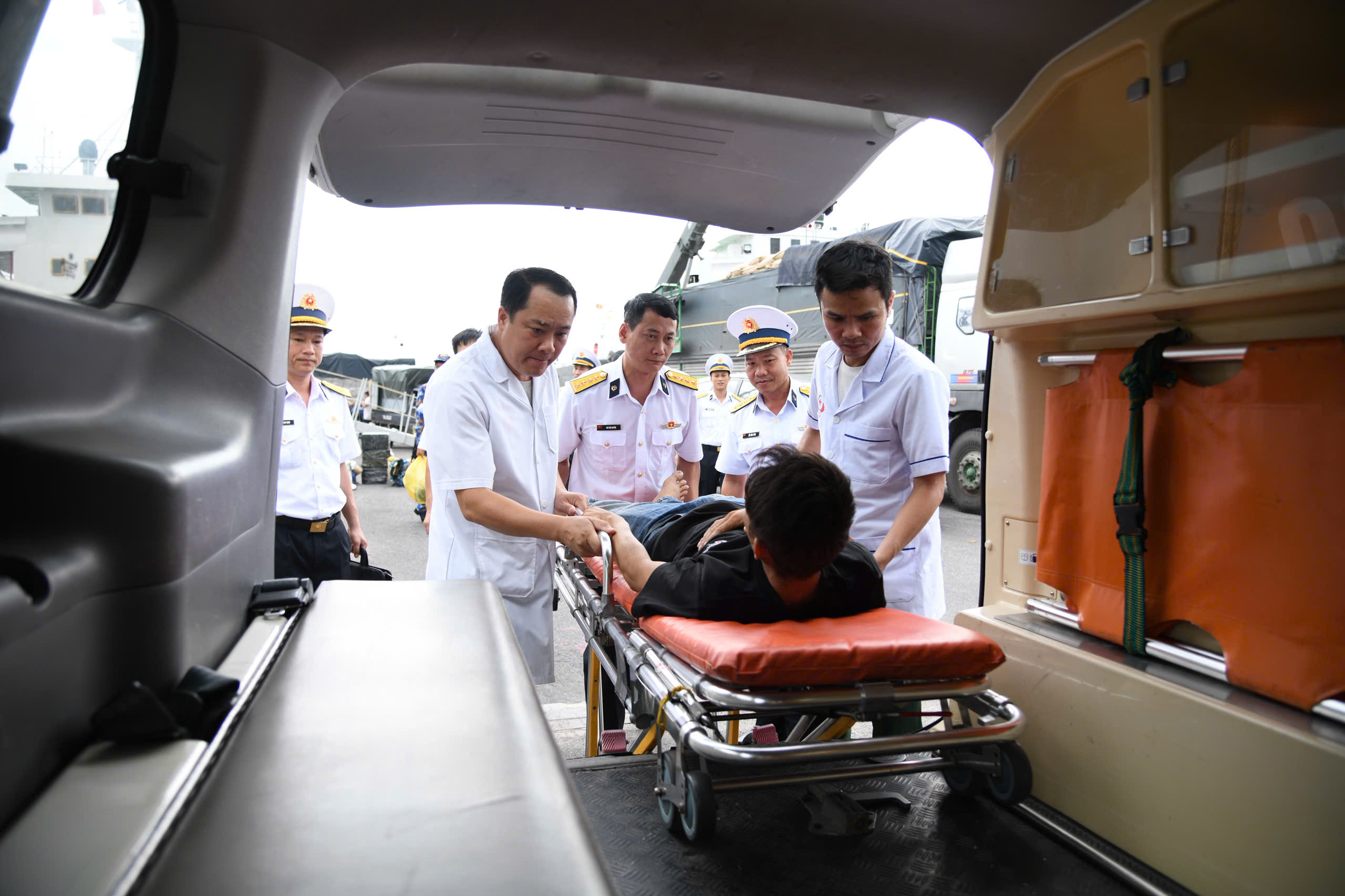 Tàu Trường Sa 20, Lữ đoàn 955 đưa ngư dân bị nhiễm trùng đường ruột vào bờ an toàn- Ảnh 1.