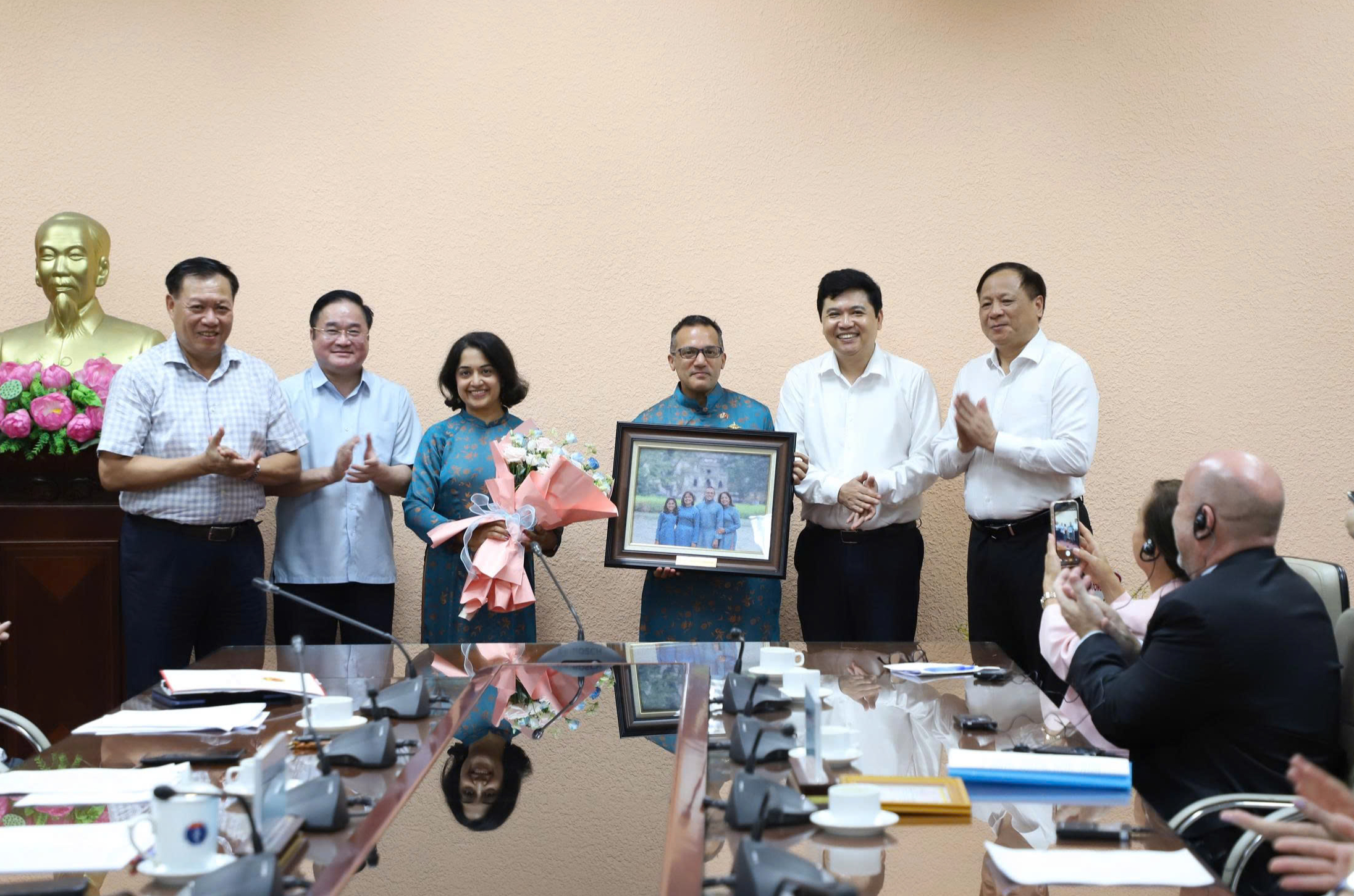 Bộ Y tế trao tặng Kỷ niệm chương 'Vì sức khoẻ nhân dân' cho 2 chuyên gia của CDC Hoa Kỳ tại Việt Nam
- Ảnh 5.