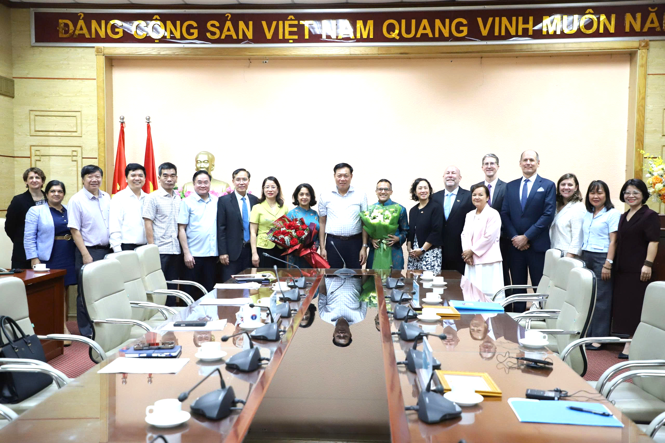 Bộ Y tế trao tặng Kỷ niệm chương 'Vì sức khoẻ nhân dân' cho 2 chuyên gia của CDC Hoa Kỳ tại Việt Nam
- Ảnh 6.