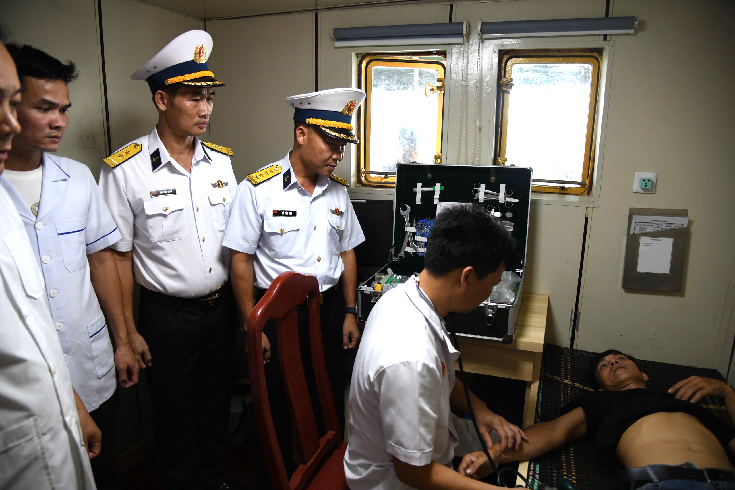 Tàu Trường Sa 20, Lữ đoàn 955 đưa ngư dân bị nhiễm trùng đường ruột vào bờ an toàn- Ảnh 2.