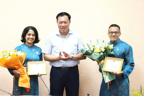 Bộ Y tế trao tặng Kỷ niệm chương ‘Vì sức khoẻ nhân dân’ cho 2 chuyên gia của CDC Hoa Kỳ tại Việt Nam
