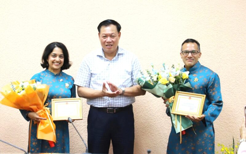 Bộ Y tế trao tặng Kỷ niệm chương ‘Vì sức khoẻ nhân dân’ cho 2 chuyên gia của CDC Hoa Kỳ tại Việt Nam