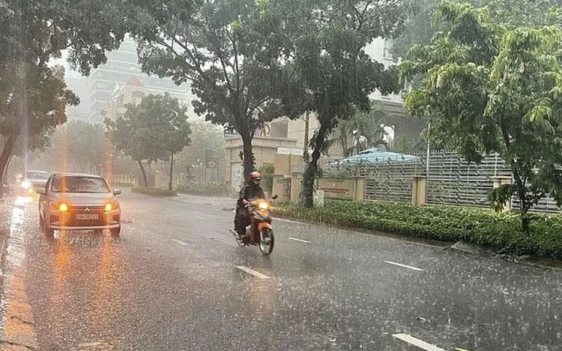 Cảnh báo sắp mưa dông kèm lốc sét khu vực nội thành Hà Nội