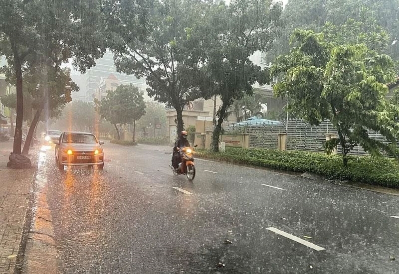 Cảnh báo sắp mưa dông kèm lốc sét khu vực nội thành Hà Nội- Ảnh 1.