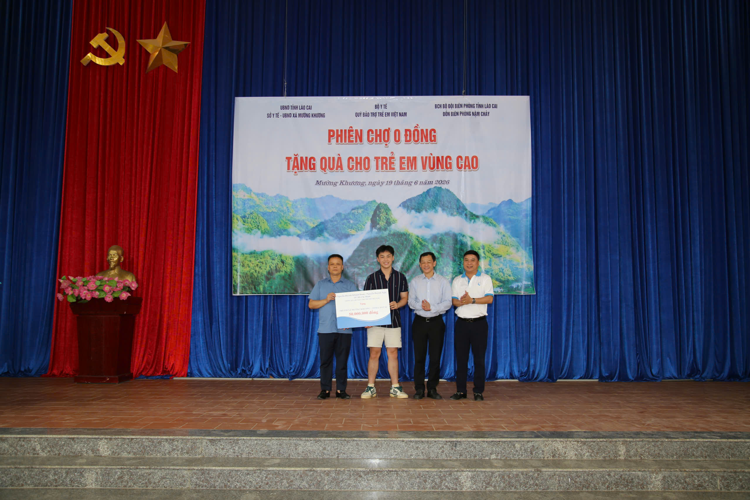 Gần 2,4 tỷ đồng đến với trẻ em khó khăn vùng biên Lào Cai qua phiên chợ 0 đồng- Ảnh 8.
