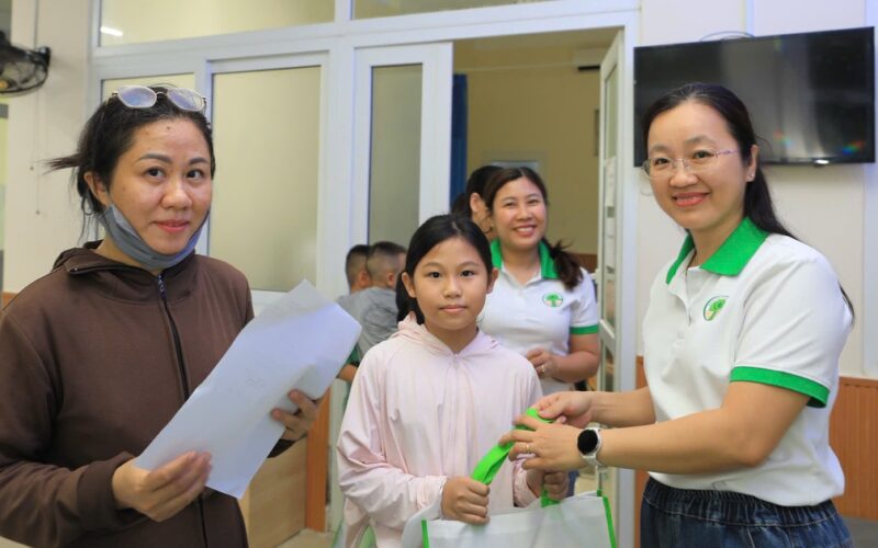 Vùng 4 Hải quân khám bệnh, cấp thuốc và tặng quà cho 800 con em cán bộ, chiến sĩ