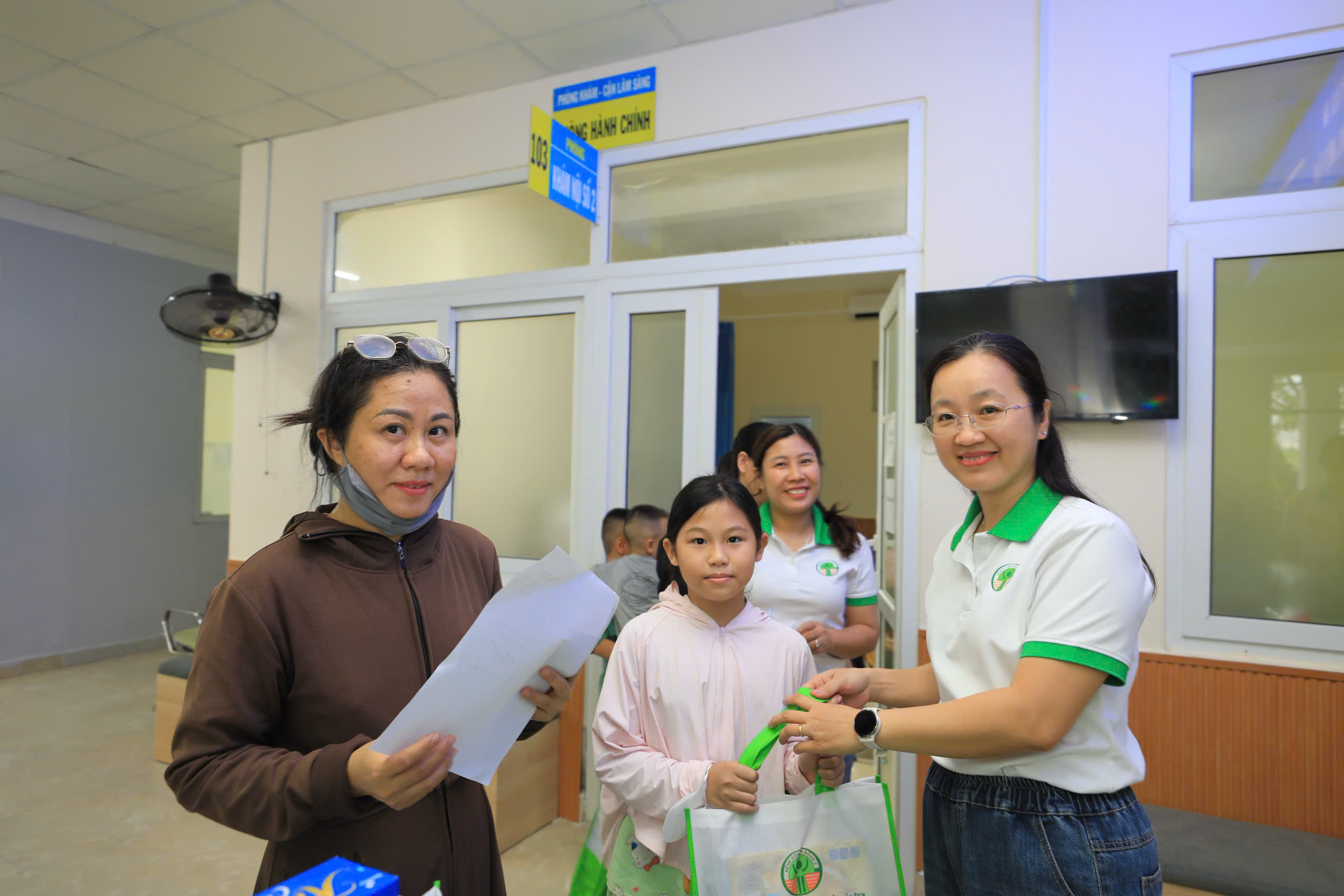hai-quan-3-1780115601804680184453 Vùng 4 Hải quân khám bệnh, cấp thuốc và tặng quà cho 800 con em cán bộ, chiến sĩ- Ảnh 1.
