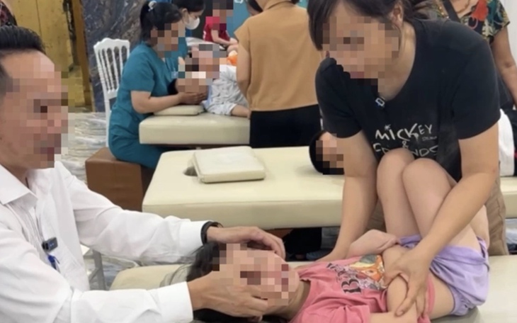 ‘Tiến sĩ nắn chỉnh xương’ ở Y Đức Vương tự nhận chỉ chăm sóc sức khoẻ, tiếp tục giúp trẻ ‘không nói được thành nói được’- Ảnh 7.
