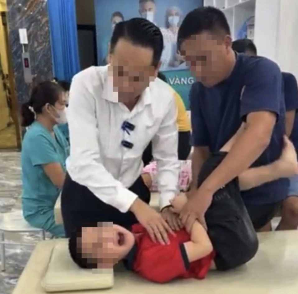 ‘Tiến sĩ nắn chỉnh xương’ ở Y Đức Vương tự nhận chỉ chăm sóc sức khoẻ, tiếp tục giúp trẻ ‘không nói được thành nói được’- Ảnh 6.