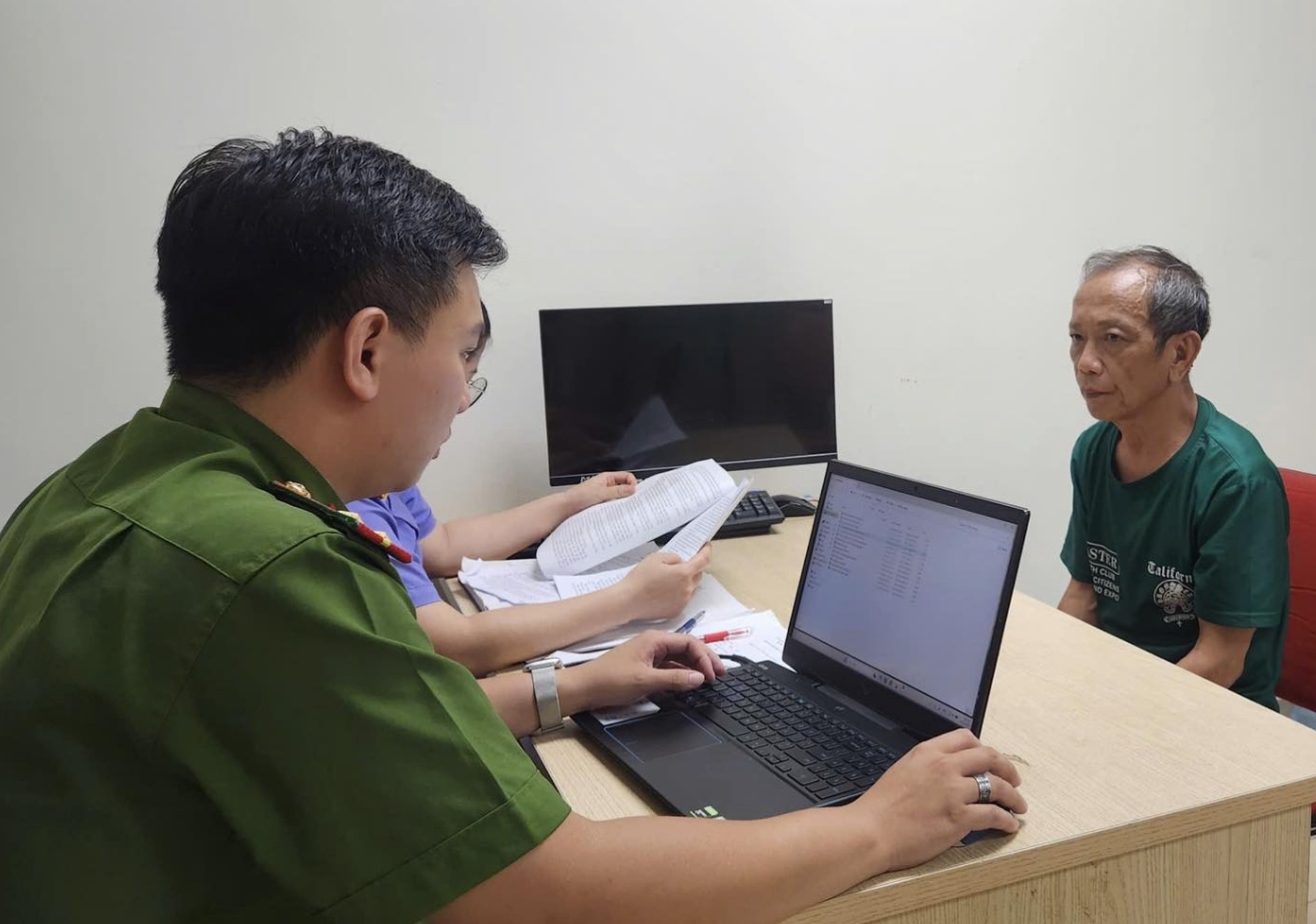 Người dân quanh nơi chữa bệnh bằng nước của ông Nguyễn Tiến Nam nói 'nhẹ nhõm' sau khi cơ sở đóng cửa- Ảnh 2.