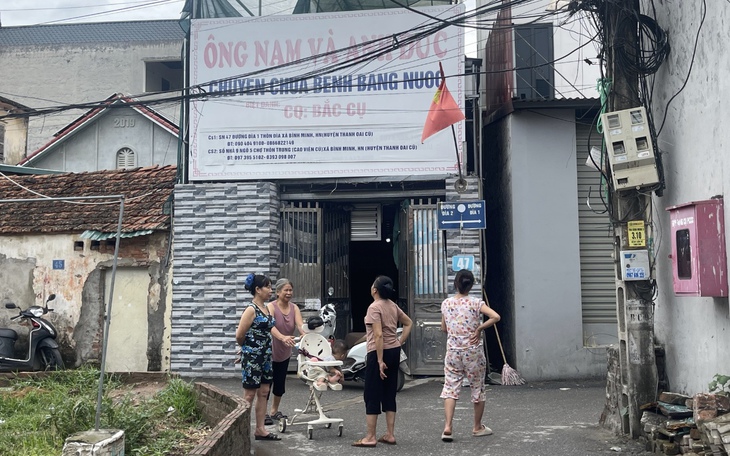 Người dân quanh nơi chữa bệnh bằng nước của ông Nguyễn Tiến Nam nói "nhẹ nhõm" sau khi cơ sở đóng cửa