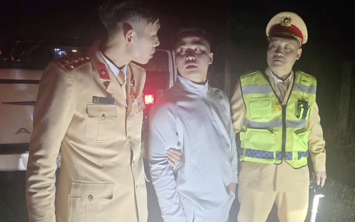 Tạm giam tài xế chống người thi hành công vụ khi bị kiểm tra nồng độ cồn