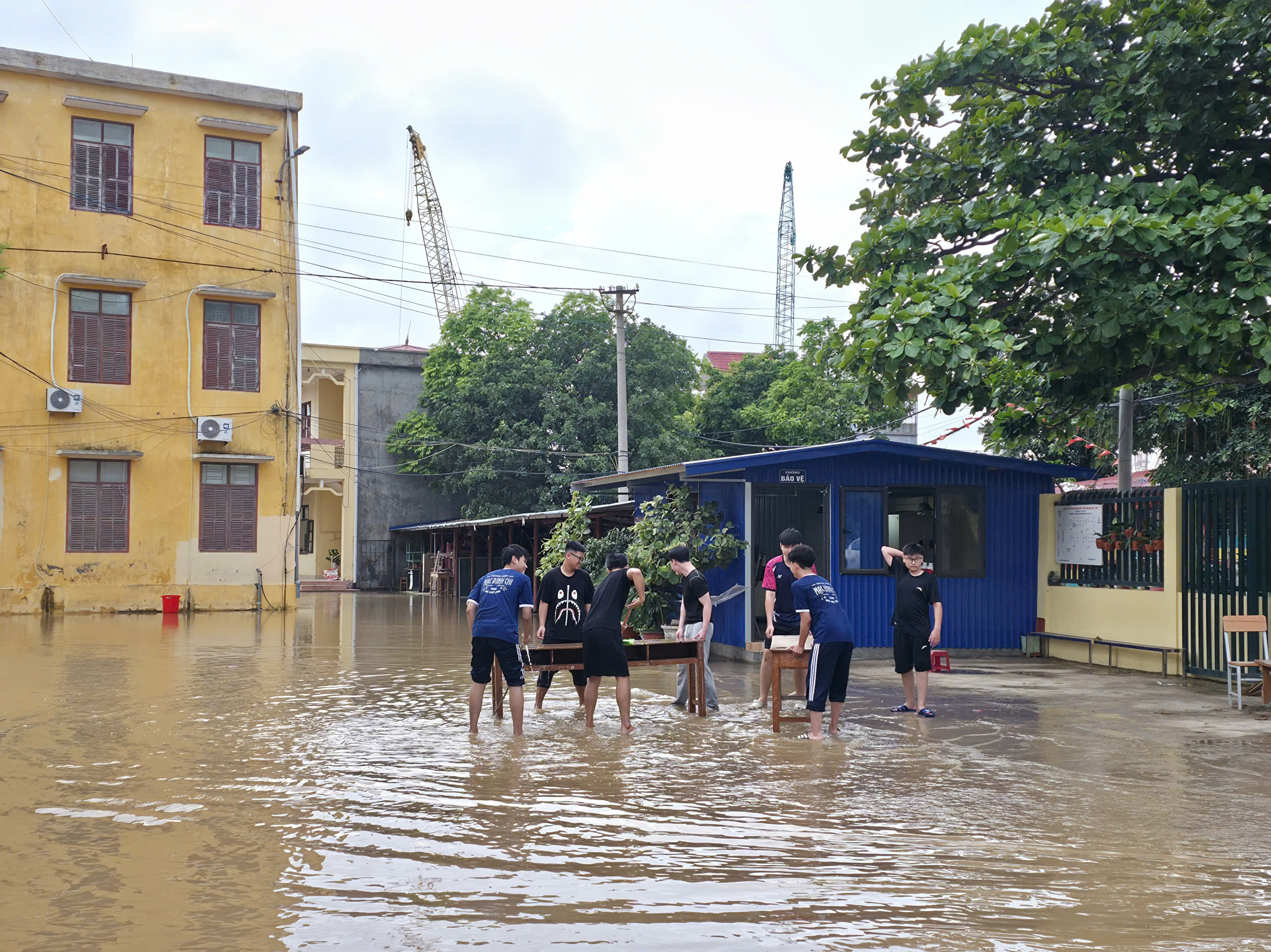 Cây cầu đặc biệt giữa sân trường ngập nước ở Hải Phòng gây xúc động mạng xã hội- Ảnh 9.