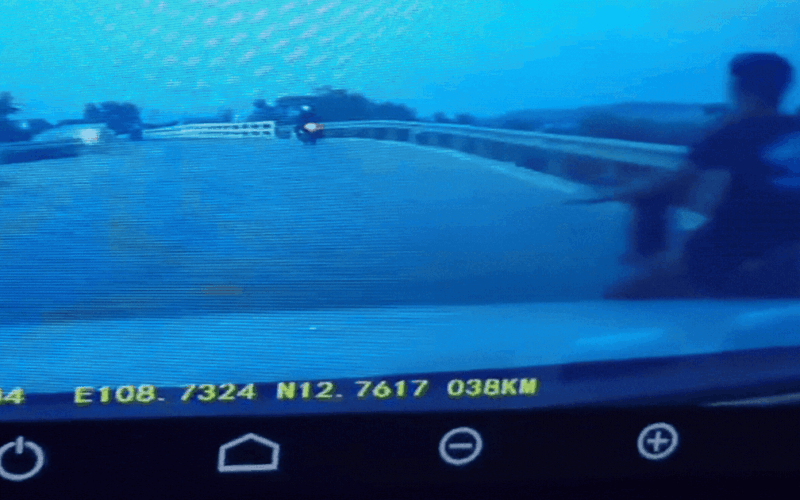 Clip học sinh lớp 9 đánh võng trước đầu ô tô khiến nhiều người thót tim