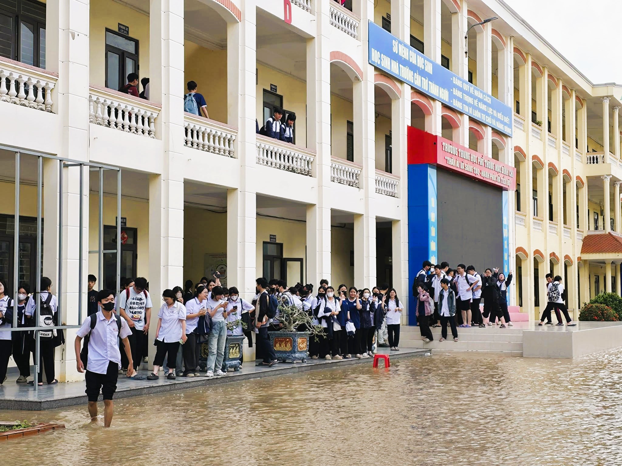 Cây cầu đặc biệt giữa sân trường ngập nước ở Hải Phòng gây xúc động mạng xã hội- Ảnh 4.