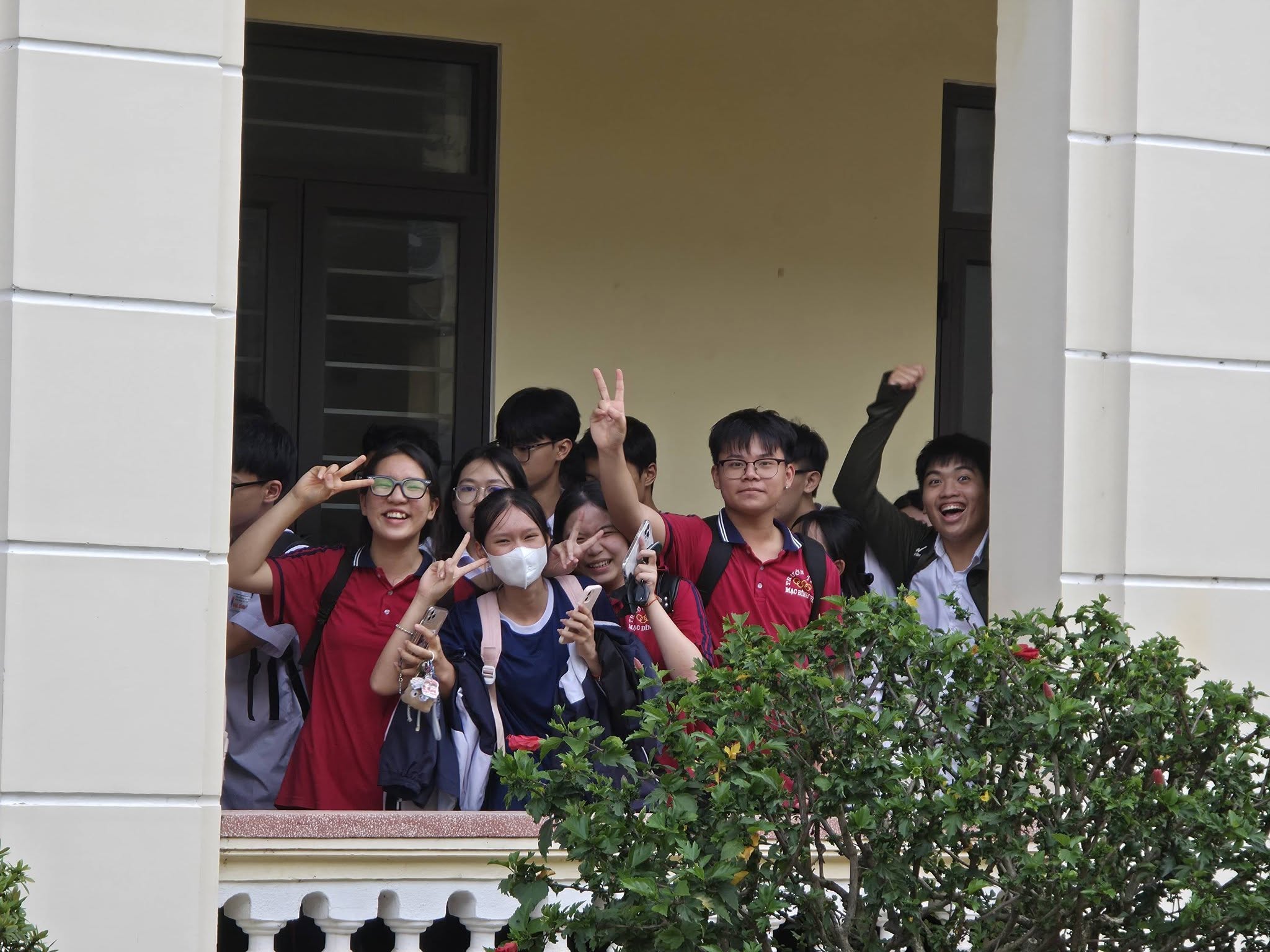 Cây cầu đặc biệt giữa sân trường ngập nước ở Hải Phòng gây xúc động mạng xã hội- Ảnh 5.