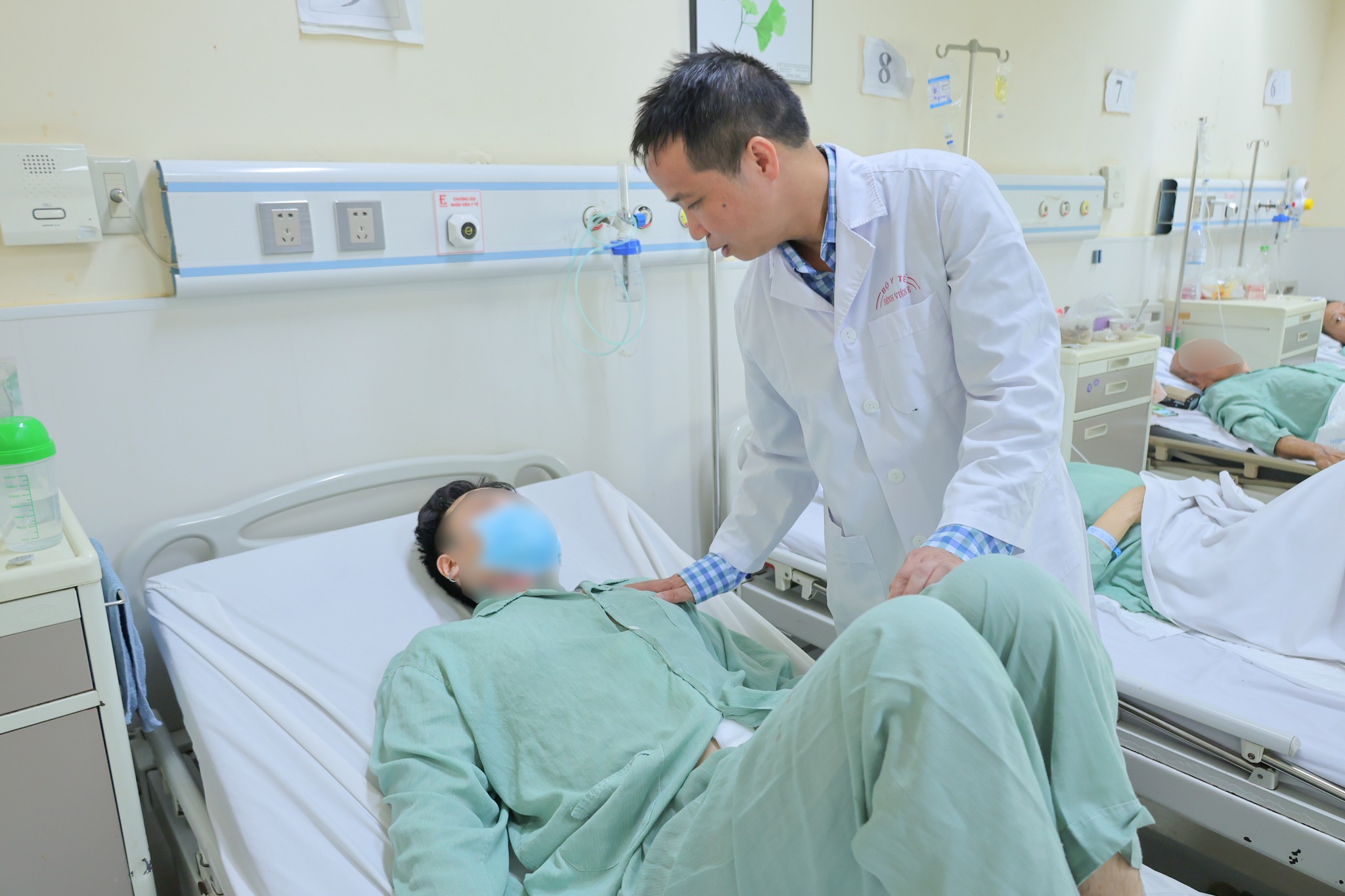 Ghép thận tự thân cứu quả thận dập nát của nam thanh niên bị đa chấn thương sau tai nạn giao thông- Ảnh 1.