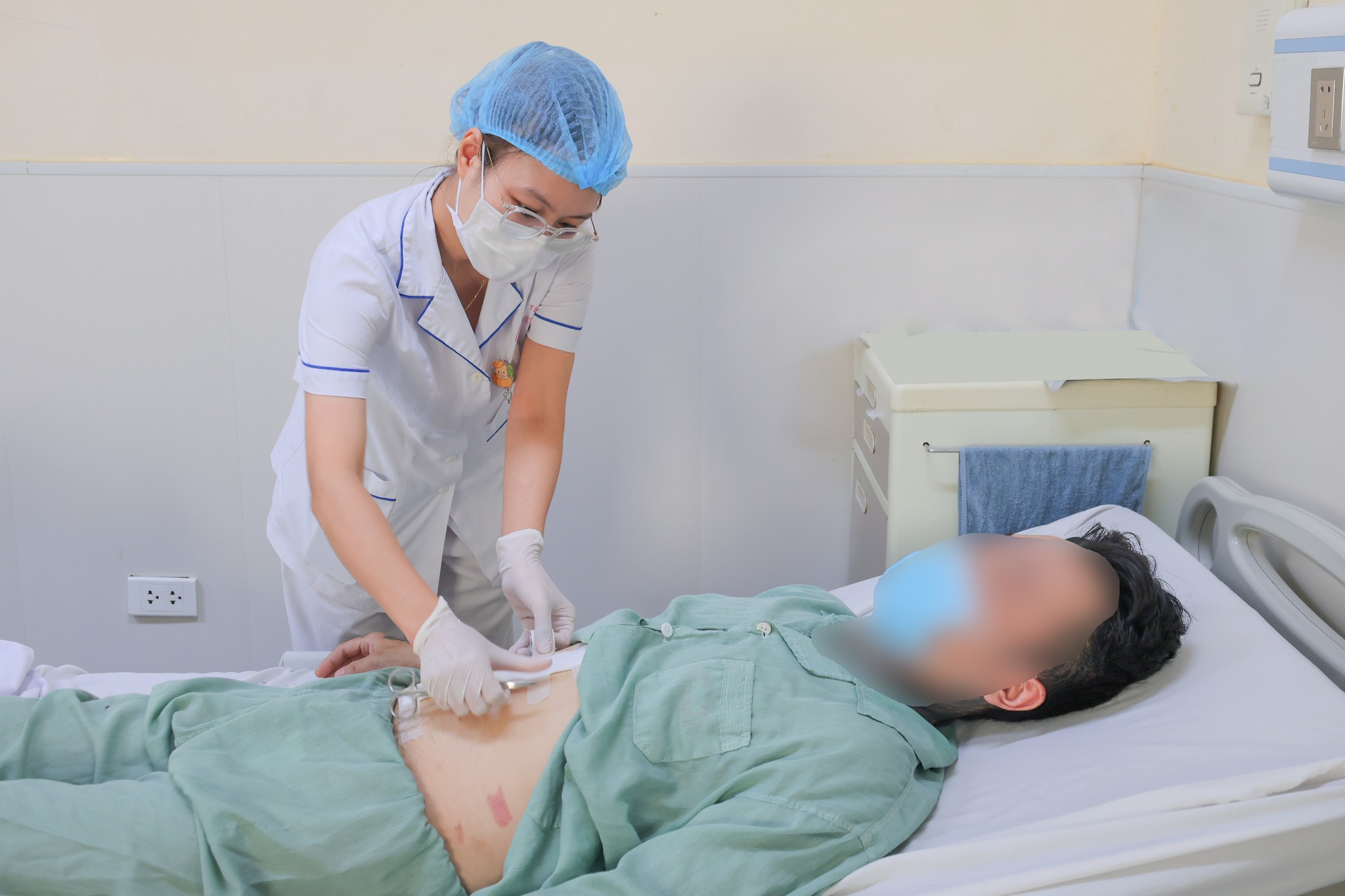 Ghép thận tự thân cứu quả thận dập nát của nam thanh niên bị đa chấn thương sau tai nạn giao thông- Ảnh 3.