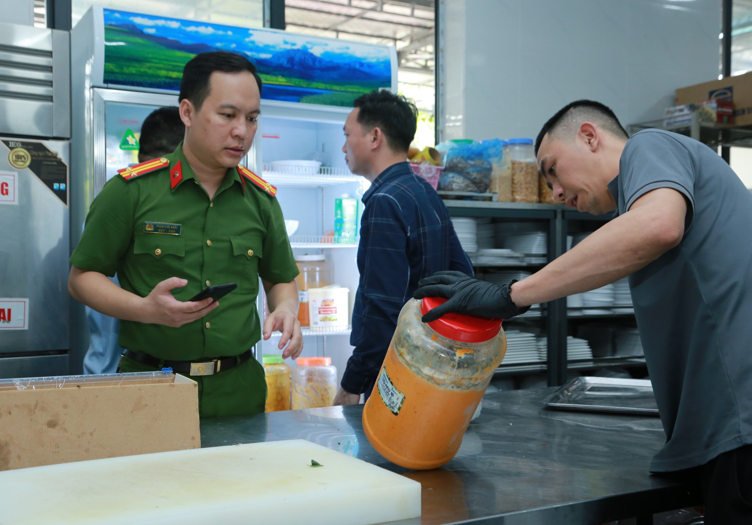 Kiểm tra hơn 1.500 cơ sở, xử phạt hơn 1,1 tỷ đồng vi phạm an toàn thực phẩm- Ảnh 2.