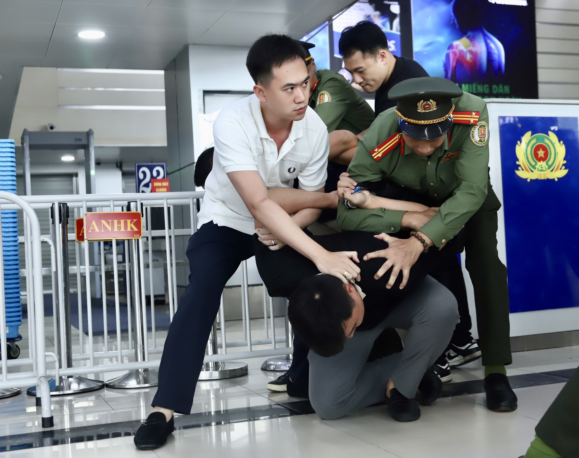 Diễn tập xử lý tình huống khẩn nguy an ninh sân bay- Ảnh 9.